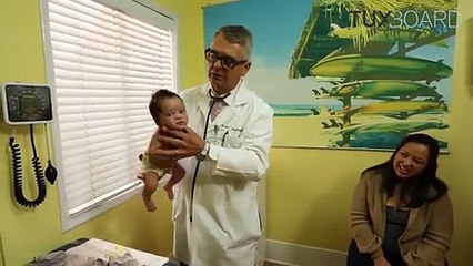 Un pédiatre montre sa technique pour calmer un bébé New Full HD Video 2015