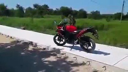 بندر نے بایک سے ہٹانے پر آدمی پر حملہ کر دیا