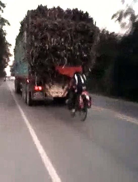 ٹرک کے پیچھے چلتے اس ساءیکل والے کے کام دیکھیں