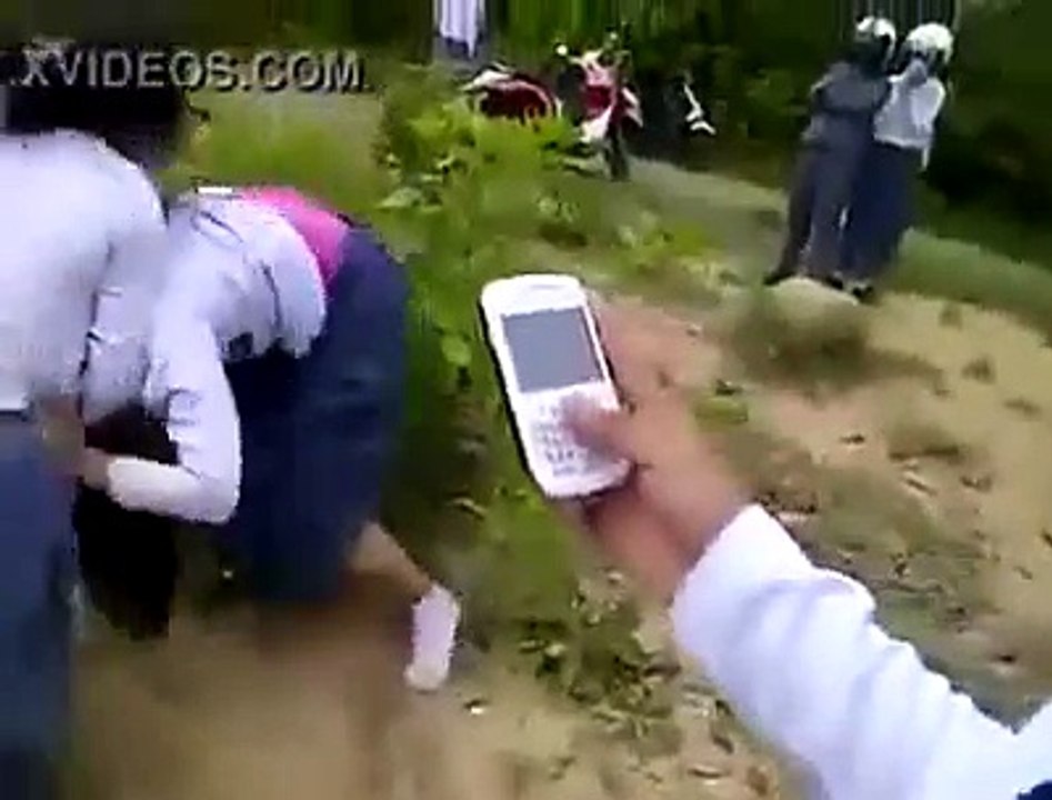 کالج کی لڑکیاں آپس میں لڑ گیء