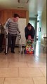 Una abuela de 90 años le enseña a caminar a su nieta con una andadera