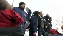 Des migrants affrontent de nouveau les policiers à la frontière macédonienne