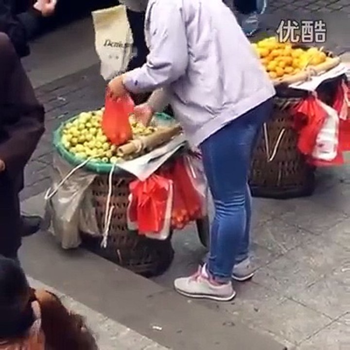 دیکھیے لڑکی نی کتنی ہوشیار طریقے سے دھوکھا  دی دیا
