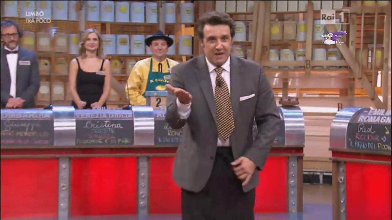 Flavio Insinna e la bibita rovesciata addosso a Luca Cordero di Montezemolo