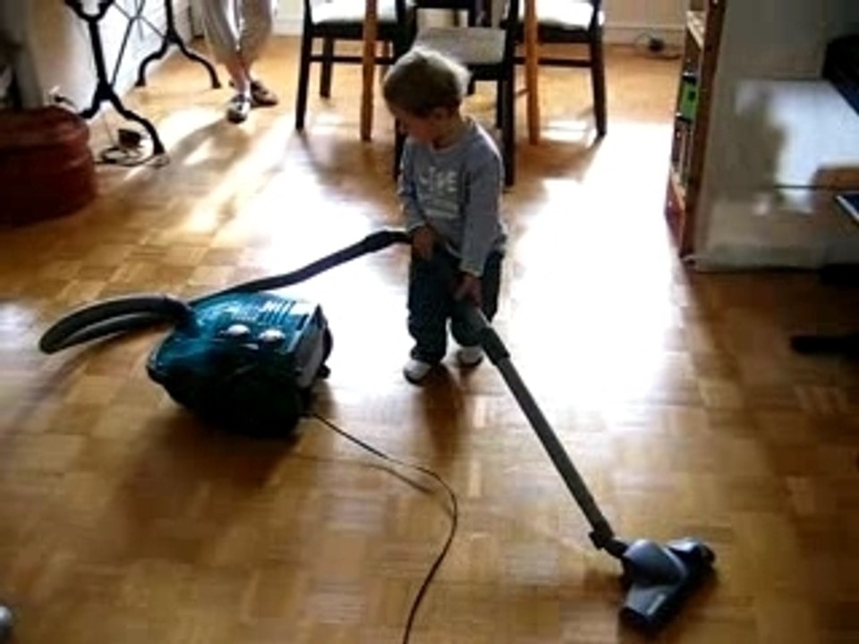 (26 mois) Je passe l'aspirateur