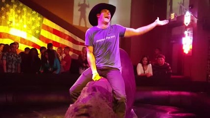 Scott Eastwood se remet en selle dans un bar de San Diego