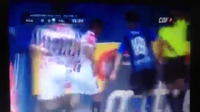 Le juge de touche simule une blessure... et l'arbitre expulse le joueur