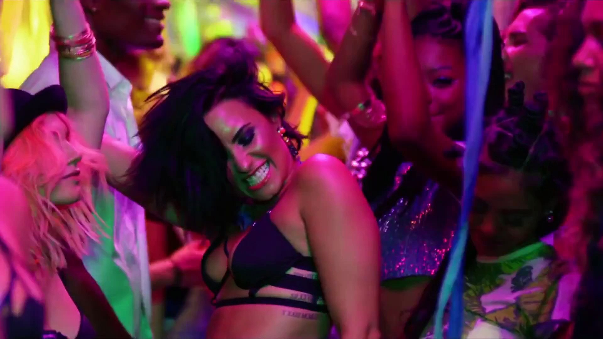 Insane Mashup of 50 best Pop Music Songs of 2015! United State of Pop