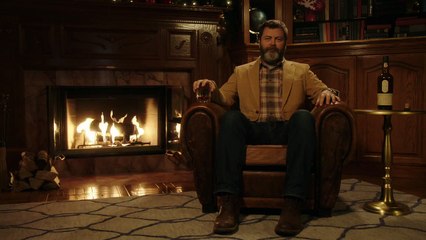 Regarder un gars boire du Whisky pendant 45 min... WTF?? Nick Offerman's 'Yule Log'