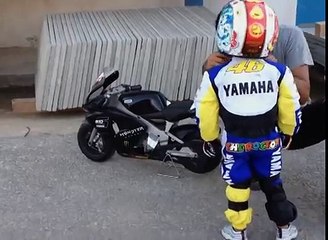 Nuovo talento a soli 3 anni! incredibile guida una moto