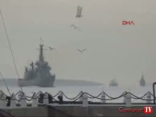 Çanakkale Boğazı'nda hareketli dakikalar: Üç savaş gemisi birden geçti