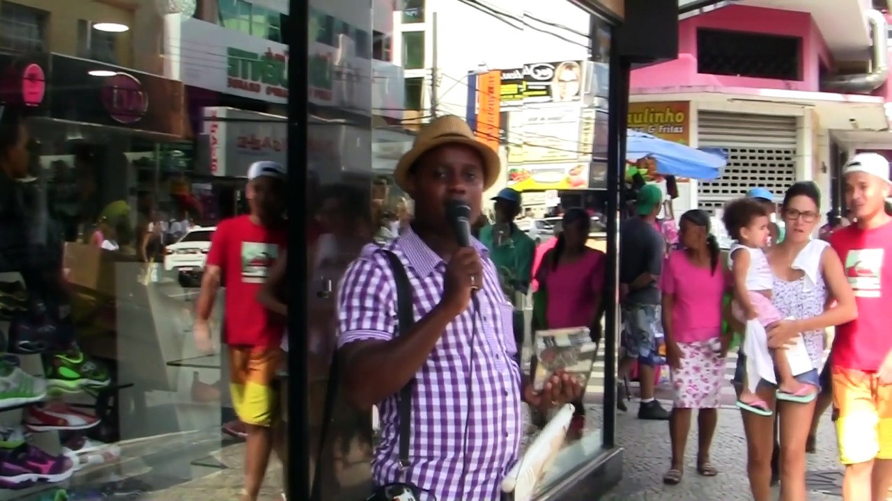 Anderson Donato canta músicas gospel nas ruas