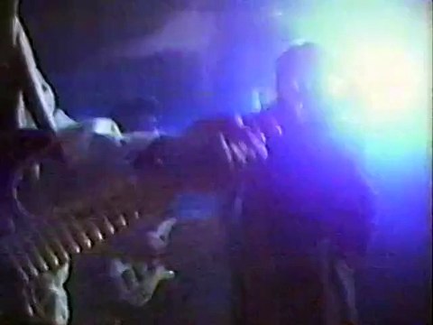 Crvena jabuka - Bacila je sve niz rijeku