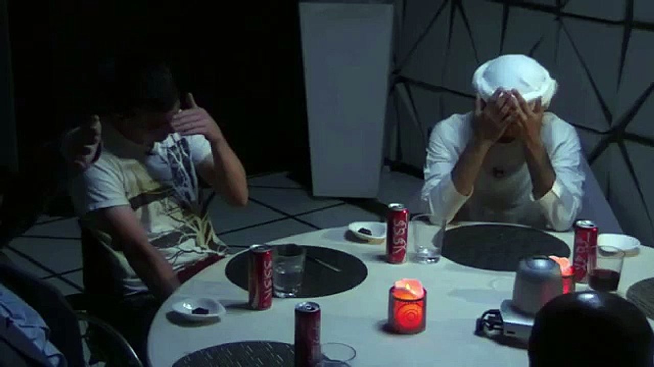 On demande à ces 6 inconnus de discuter dans le noir, puis les lumières s’allument… Un message fort et une expérience troublante !