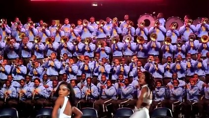 Banda y animadoras: la extraña versión del 'Hello' de Adele