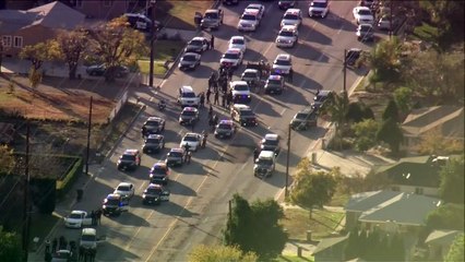 Etats-Unis: un suspect à terre à côté d'un véhicule criblé de balles