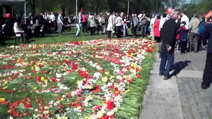 Рига 9 мая 2012 подходя к пулемёту