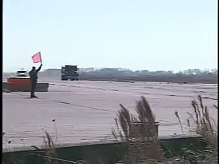 Un camion percute un mur blindé en ciment. Crash test impressionnant