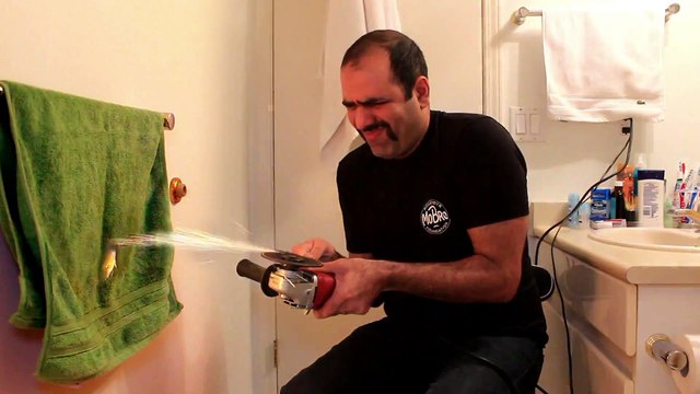 Comment se couper la moustache au briquet.... Raté! Débile....