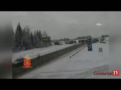 Feci kaza anı: TIR'lar kafa kafaya çarpıştı