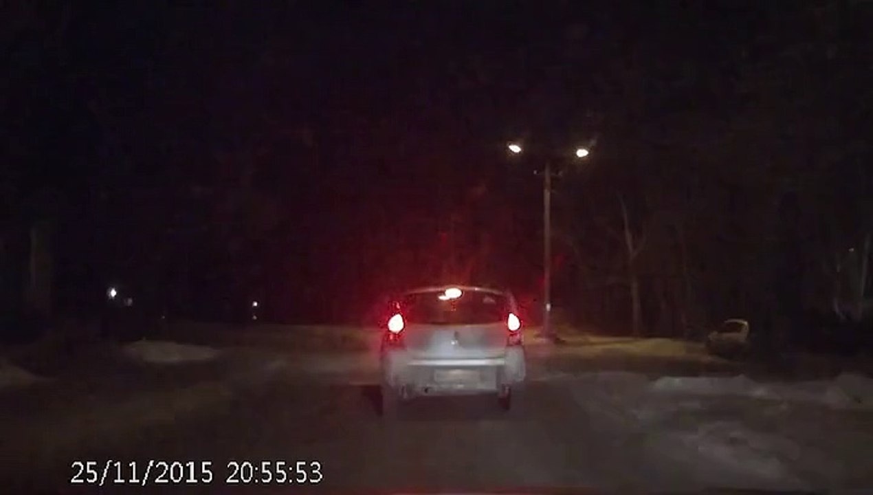 Un enfant tombe d'une voiture en marche