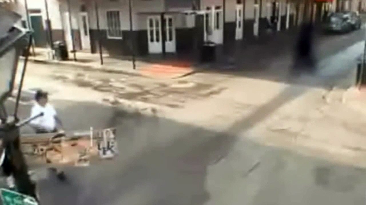 УЖАС. Гигантское НЕЧТО появилось в центре города и напугало людей
