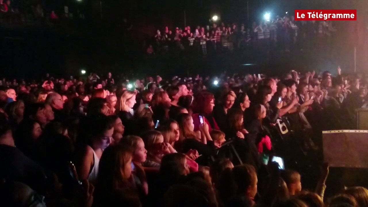 Brest. Louane fait le plein de coeurs avec les doigts