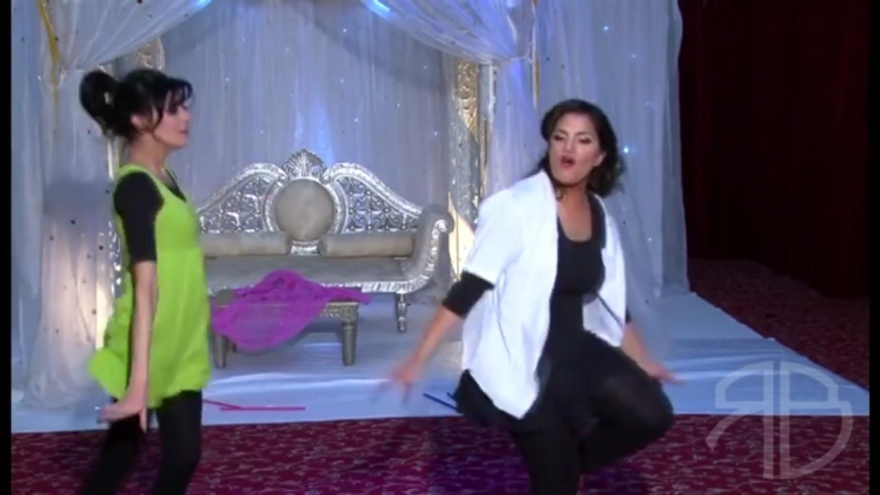 Pakistani Girls Wedding Dance on Neend Churai Meri Song