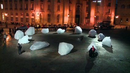 12 blocs de glace du Groenland devant le Panthéon