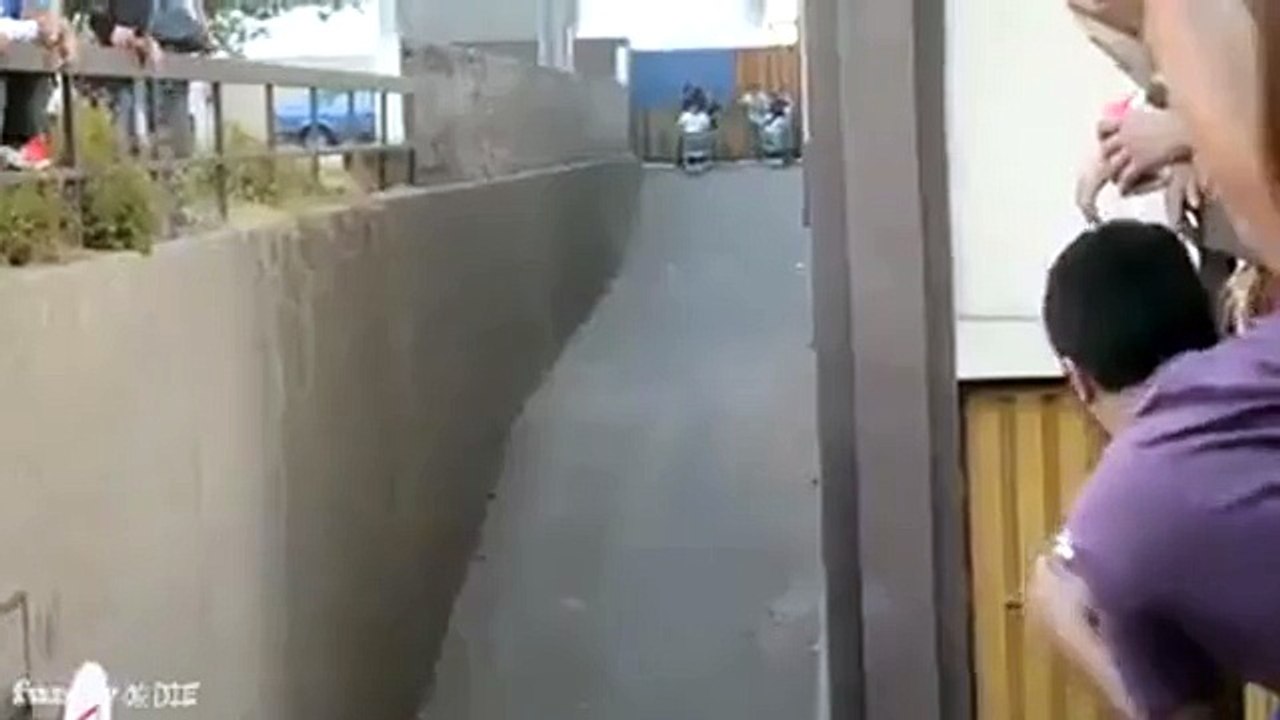deux fou qui joue avec des chariot