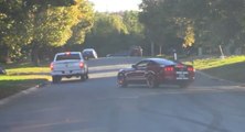 Un kéké détruit sa Ford Mustang Shelby GT500 en accélérant comme un dingue