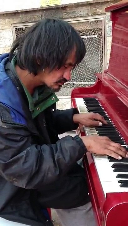 Ce sans-abri est négligé par les passants... Ce qu'il fera obligera toute la rue à le regarder !