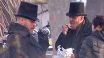 Tom Hardy usa un e-cigarrillo y come comida rápida mientras filma su drama antiguo