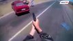 Un policier à moto tir sur une voiture pour l'immobiliser alors qu'ils roulent à grande vitesse