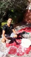 طريقة رائعة من شاب مغربي لمساعدة أمهاتنا في غسل الزرابي