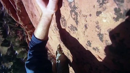 Télécharger la video: Sensations garantie : un alpiniste décroche en escaladant une falaise. Chute libre