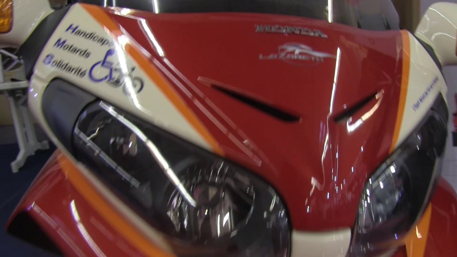 Salon moto de Paris : la Honda Goldwing 3-roues comme un MP3 ! - Vidéo  Dailymotion