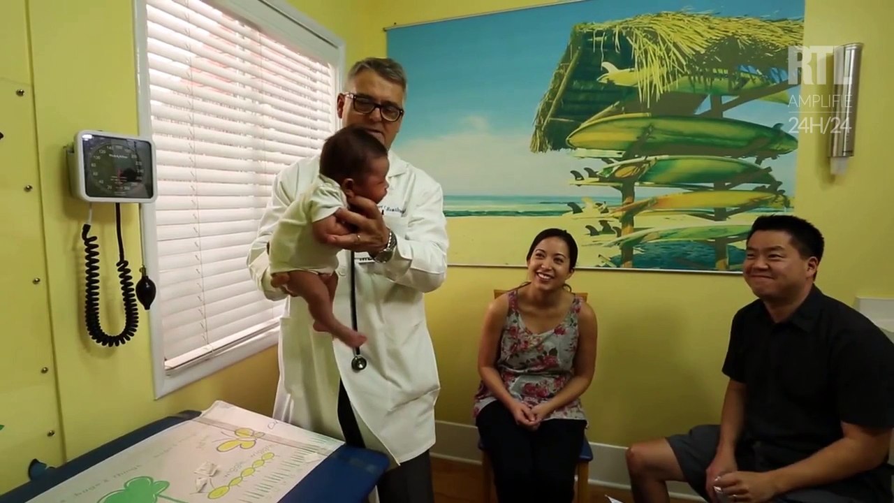 Un pédiatre américain explique comment calmer un bébé en pleurs