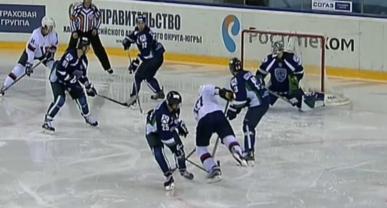La lame d'un patin à glace coupe la gorge d'un hockeyeur