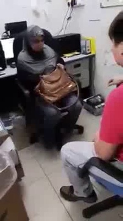 یہ عورت چوری کرتے ہوءے پکڑی گی