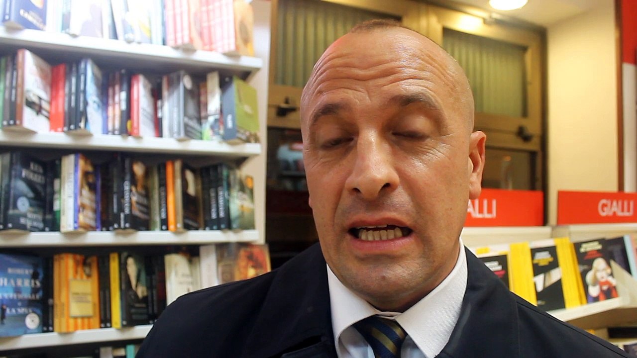 Presentazione alla Mondadori di Taranto con lo scrittore Pasquale Bianchi  del romanzo "Il destino di un onore"