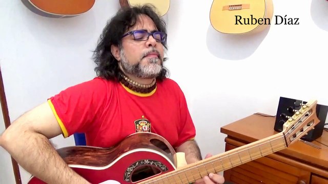 Tulip-wood sound in avant-garde Andalusian Simplicio flamenco guitars / AG Spain