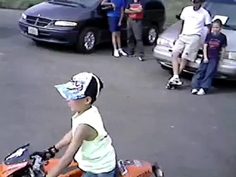 Un funny petit qui lève en moto un peu fou sans casque, faut dire qui gère 2012