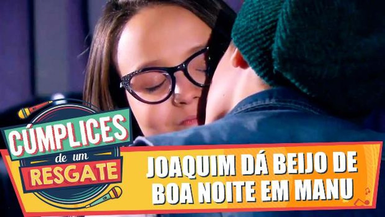 Joaquim dá beijo de boa noite em Manu