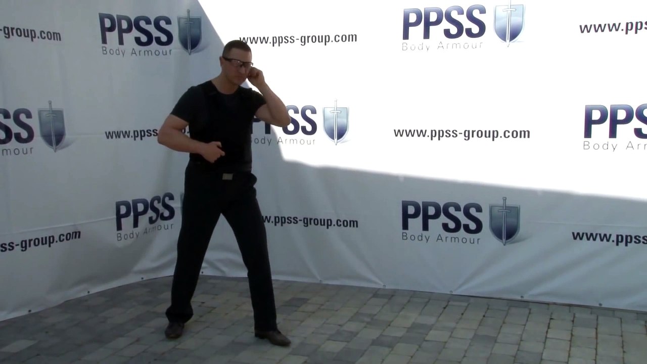 Le directeur d'une compagnie de gilet par-balle teste lui même sa marchandise !