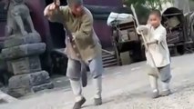 Jackie Chan aprendiendo Kung Fu con un niño Shaolin