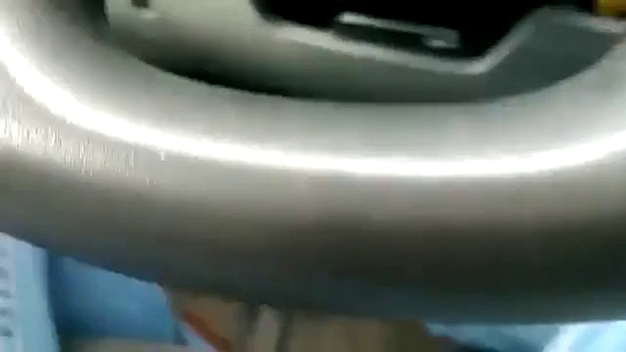 Stupéfiant cette automobiliste se fait doubler par le tracteur le plus rapide du monde !!