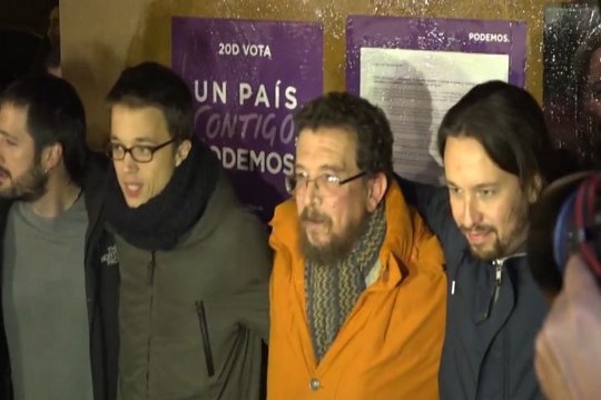 Iglesias pega el cartel de Podemos con su padre