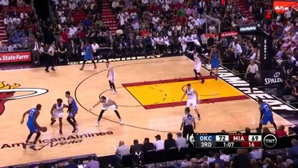 Kevin Durant met un énorme poster sur Chris Bosh