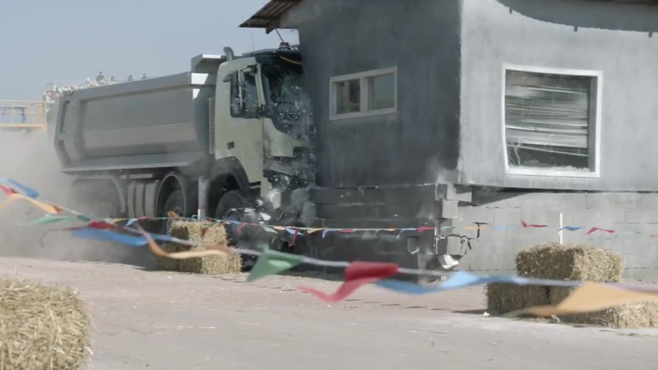 Attention les dégâts : Une enfant de 4 ans conduit un camion de 18 tonnes